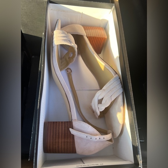 Talbots beige sandals shoes size 10M - Picture 2 of 8